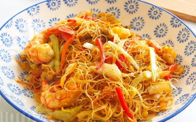Tallarines de Arroz con Pollo y Gambas