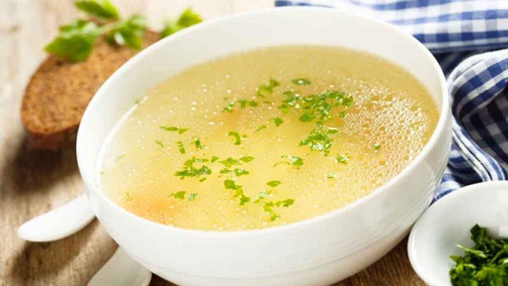 ¿Cómo hacer la receta casera del caldo de gallina paso a paso?