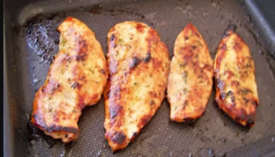 Delicioso filete de pollo asado para cualquier comida