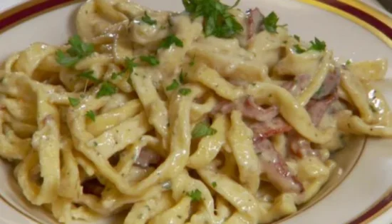 Fideos con salsa blanca sencilla y sabrosa para la cena
