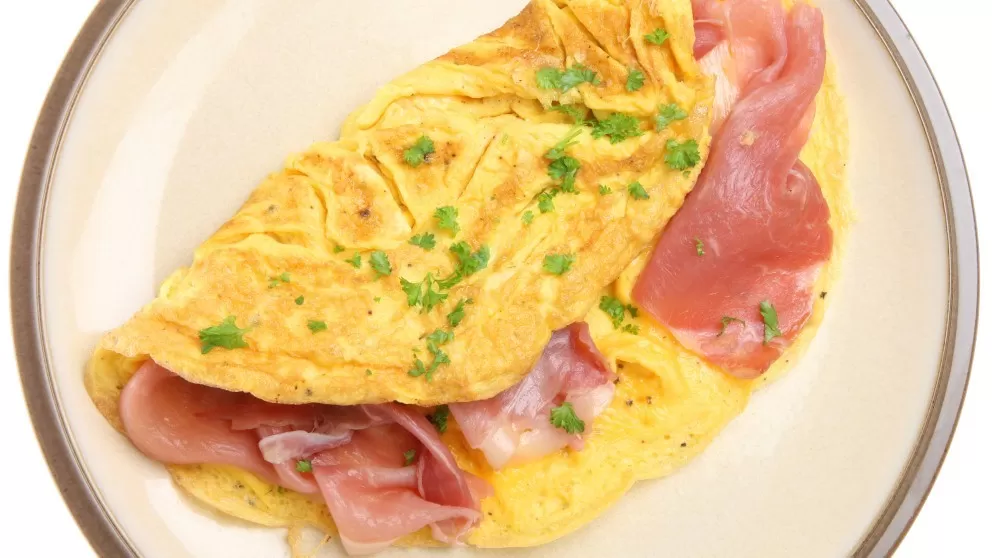 Prepara un Omelette de jamón y queso rápido y fácil