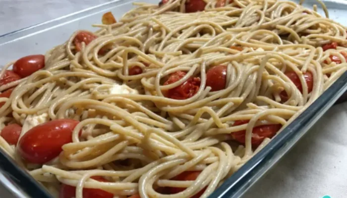 Receta de Pasta con queso feta y tomates al horno