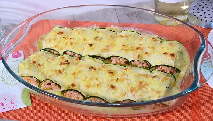 Receta de canelones de calabacín con salmón y bechamel de calabacín