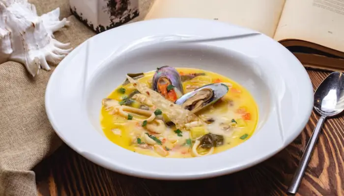 Esta sopa de mariscos y pescado tradicional es un plato lleno de sabor que hará las delicias de tus invitados en Navidad.