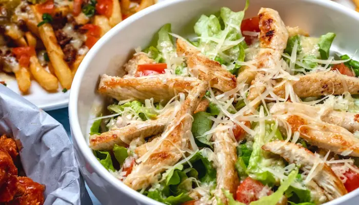 Con ingredientes frescos y un aderezo equilibrado, es una elección ideal para una comida ligera y nutritiva.