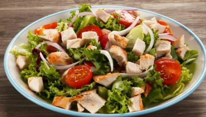 Receta de ensalada de pollo a la parrilla con aguacate y tomate