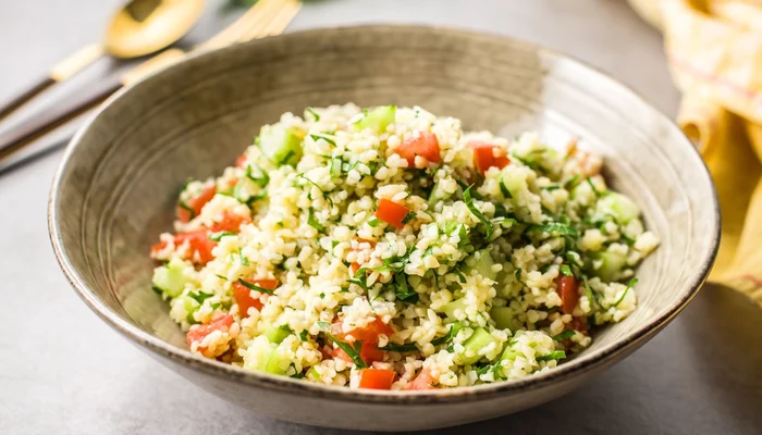 Receta de ensalada de quinoa con pepino, pimiento y menta