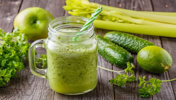 Receta de jugo verde de espinacas, pepino, manzana y limón