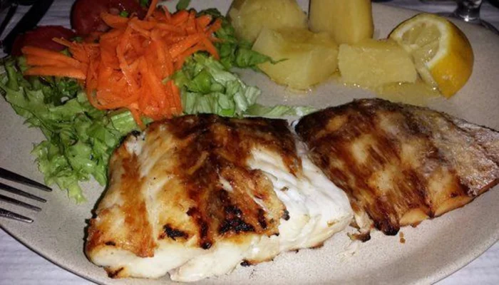 Receta de pescado a la parrilla con ensalada para bajar de peso