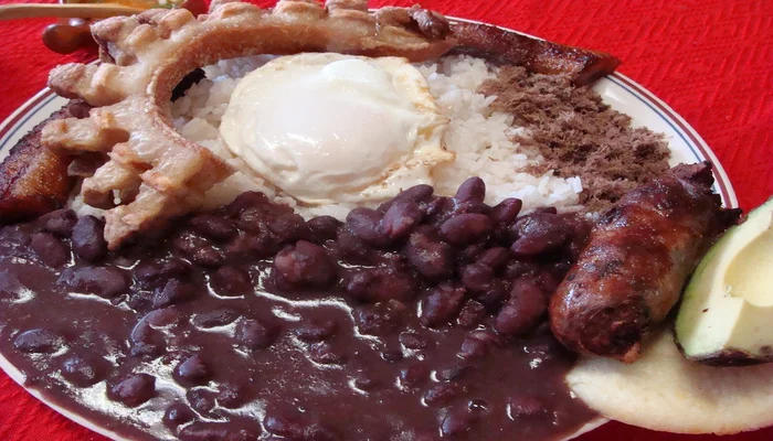 Receta de bandeja paisa con carne asada