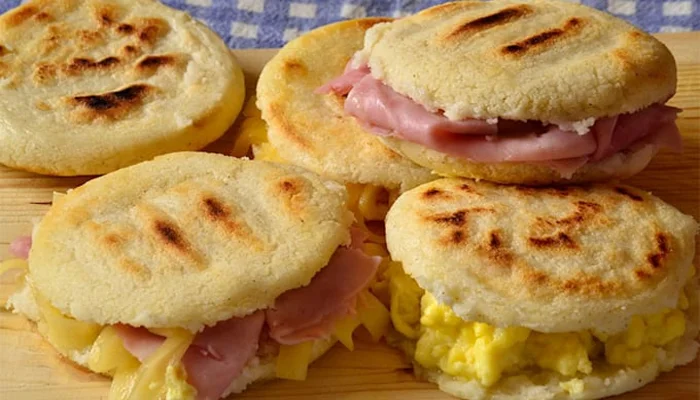 Receta de huevos pericos con arepas