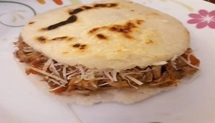Receta de arepas de yuca con carne desmechada