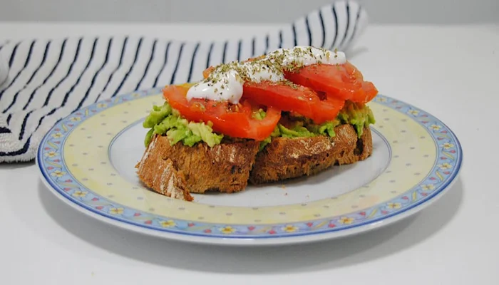 Receta de tostadas con palta y tomate
