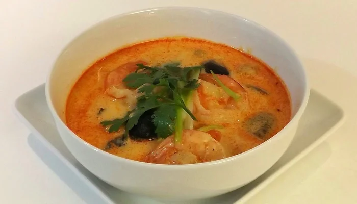 Receta de sopa de tom yum tailandesa con camarones