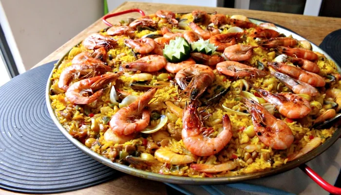 Receta de paella española con mariscos y chorizo
