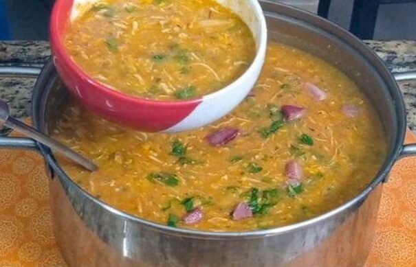 Caldo cremoso de yuca de la abuela