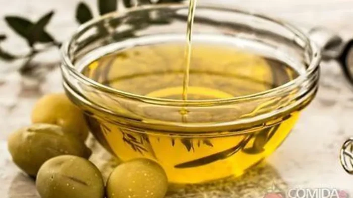 Este Aceite Casero con Ajo y Romero le da sabor de restaurante a cualquier ensalada